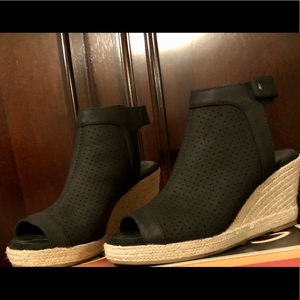 SKECHERS W/MEMORY FOAM